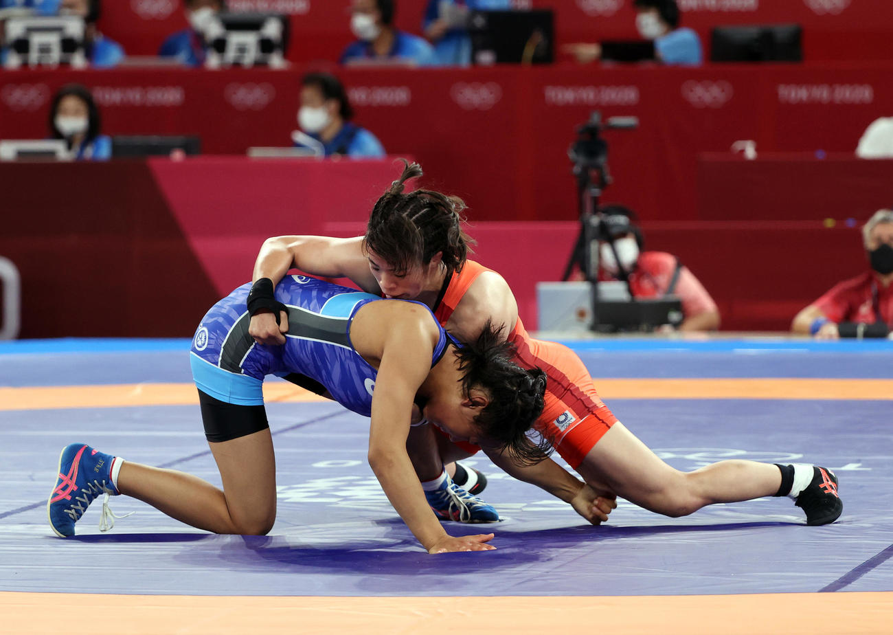 女子フリースタイル57キロ級2回戦　モンゴルのボルドサイハン（左）を攻め込む川井梨（撮影・パオロ　ヌッチ）