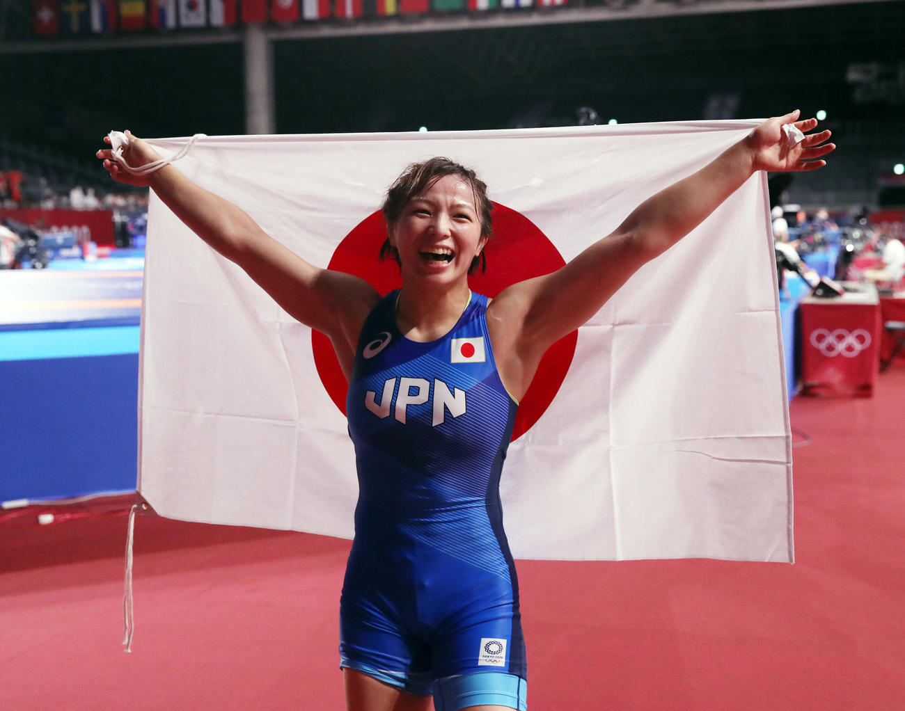 女子フリースタイル62キロ級決勝　金メダルを獲得し日の丸を背に笑顔を見せる川井友（撮影・パオロ　ヌッチ）
