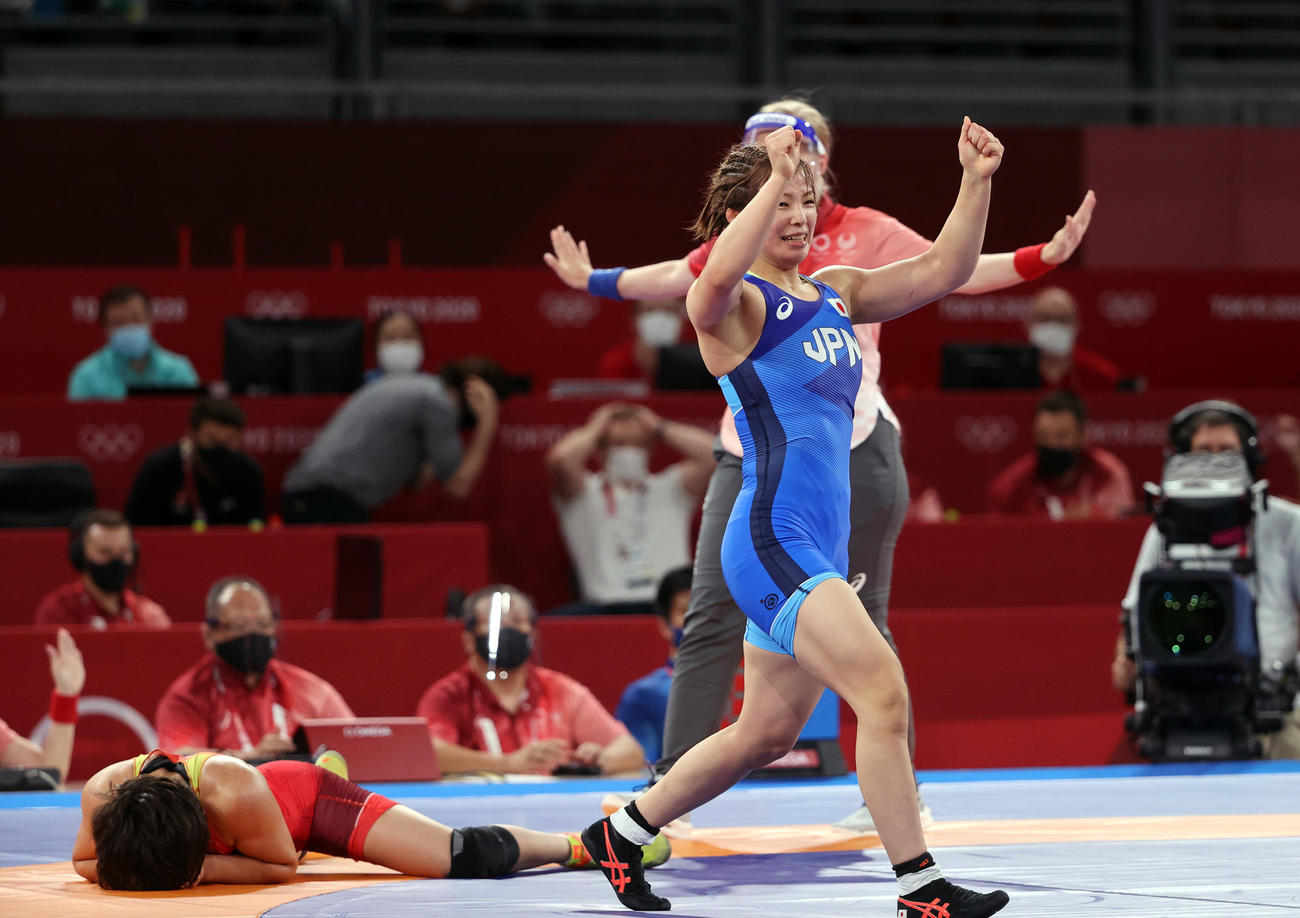 女子フリースタイル62キロ級決勝　金メダルを獲得してガッツポーズの川井友。左はティニベコワ（撮影・パオロ　ヌッチ）