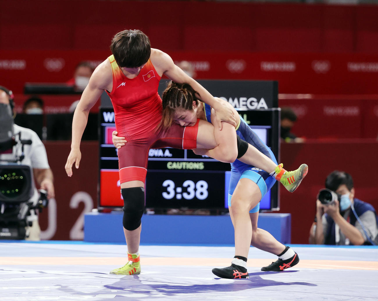 女子フリースタイル62キロ級決勝　川井友（右）はティニベコワの左足を抱え上げる（撮影・パオロ　ヌッチ）