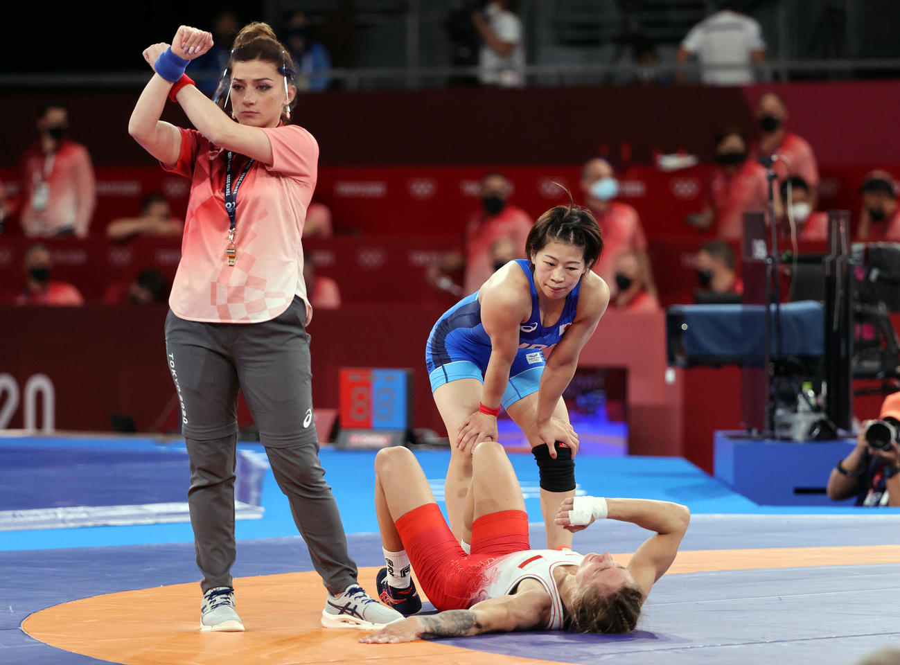 女子フリースタイル53キロ級2回戦　向田はマットに仰向けのザシナを見つめる（撮影・パオロ・ヌッチ）