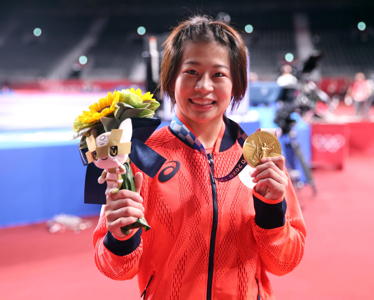 女子53キロ級で優勝し、金メダルを手に笑顔で記念撮影する向田（撮影・パオロ　ヌッチ）