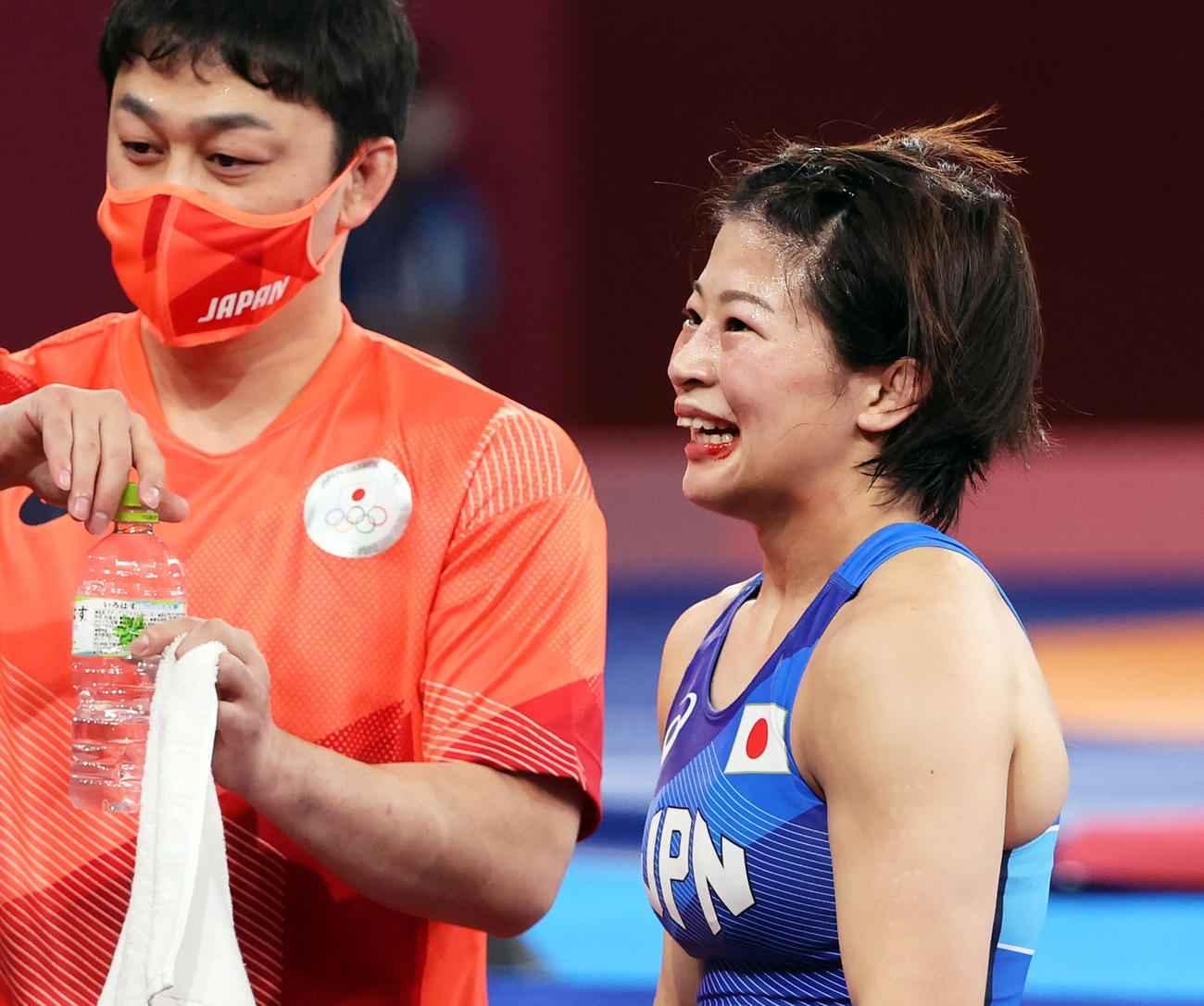5日の女子フリースタイル53キロ級準決勝でバトオチルルを破り笑顔を見せる向田（撮影・パオロ・ヌッチ）
