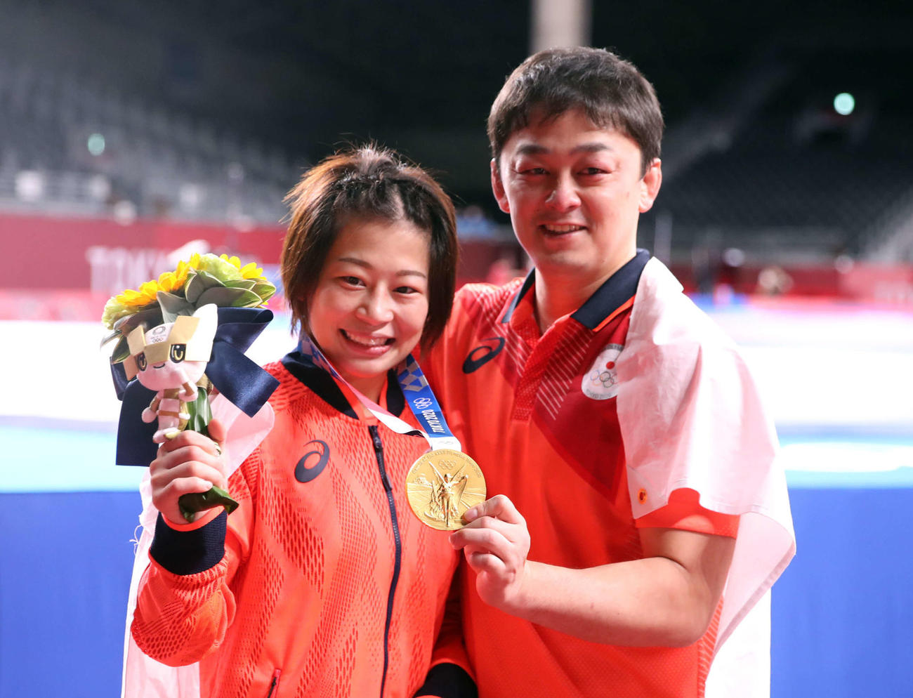 女子53キロ級で優勝し、志土地コーチ（右）と金メダルを胸に記念撮影する向田（撮影・パオロ・ヌッチ）
