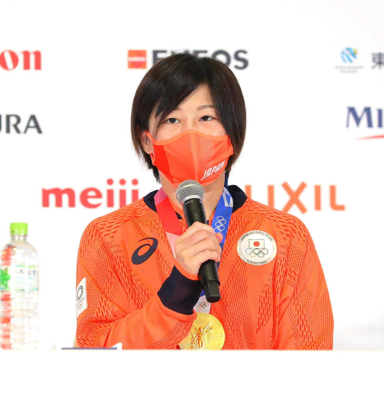 レスリング女子フリースタイル53キロ級で金メダルの向田は会見に応じる（代表撮影）