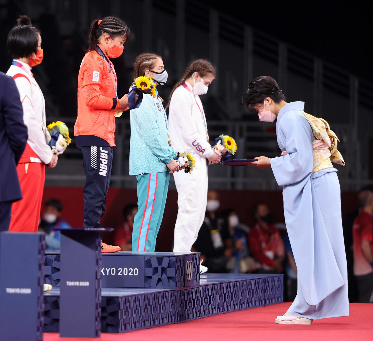 女子フリースタイル50キロ級決勝　表彰式でプレゼンターの伊調さん（右）から花束を受け取る須崎（撮影・パオロ　ヌッチ）