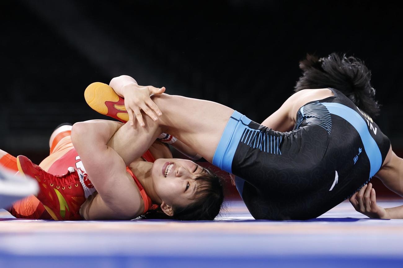 女子50キロ級決勝　中国の孫亜楠（右）を攻める須崎優衣（共同）