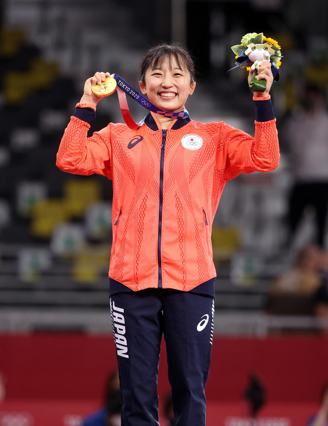 女子フリースタイル50キロ級決勝　表彰式で金メダルを手に笑顔を見せる須崎（撮影・パオロ　ヌッチ）