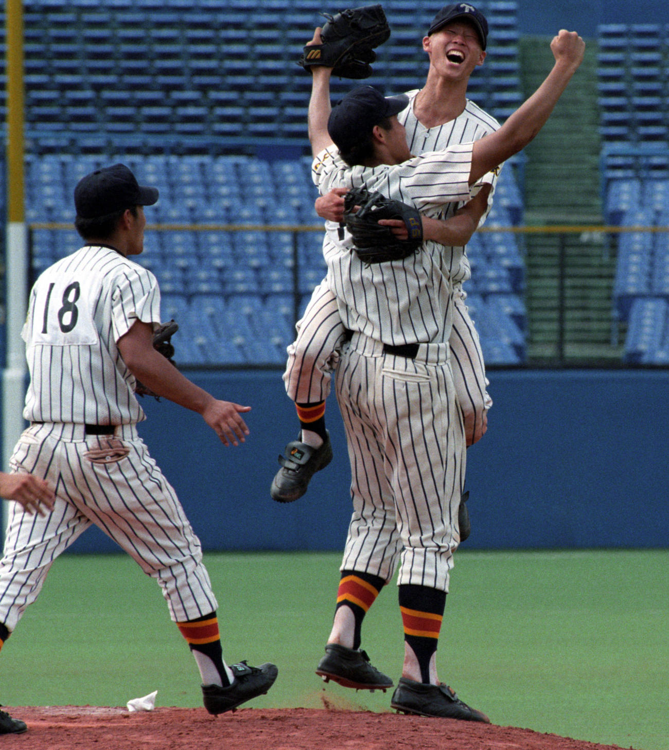 1998年7月、東東京大会決勝の二松学舎大付戦で帝京の森本稀哲（右上）は投手の安倍宏嗣に抱き付く