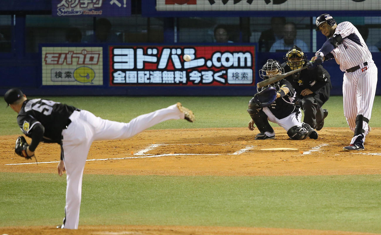 2013年10月4日、阪神メッセンジャーから右越えに60号本塁打を放つバレンティン
