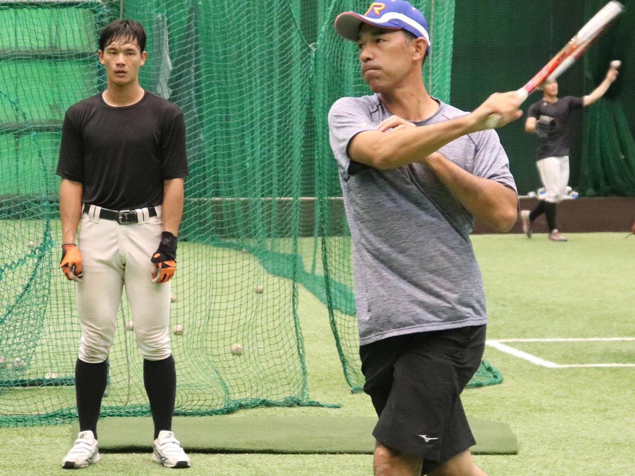 2021年7月8日、JR東海の臨時コーチに就任し、テニスラケットを使った打撃練習を披露する和田氏（右）