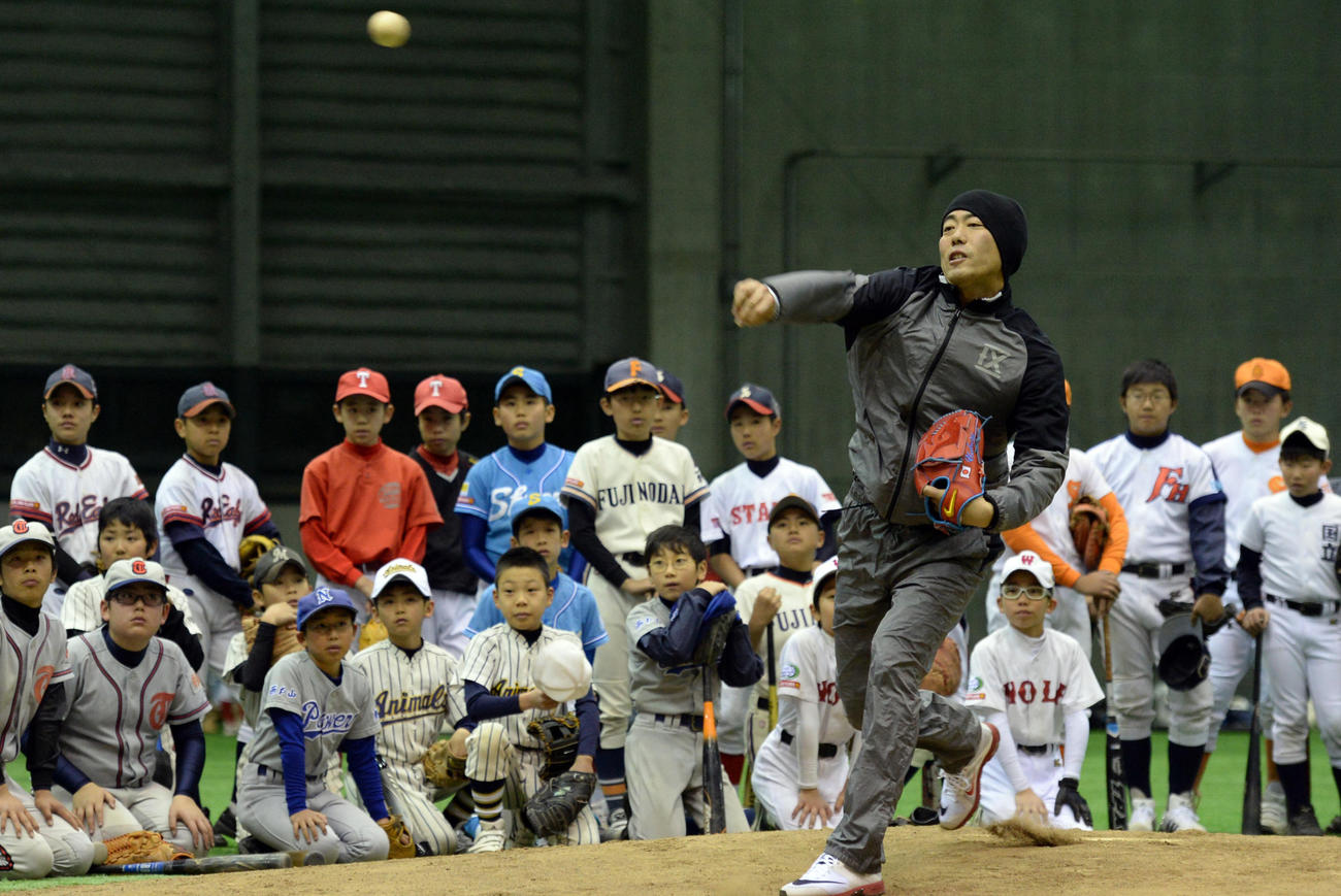 2014年1月13日、子どもたちに投球のお手本を示すレッドソックス上原