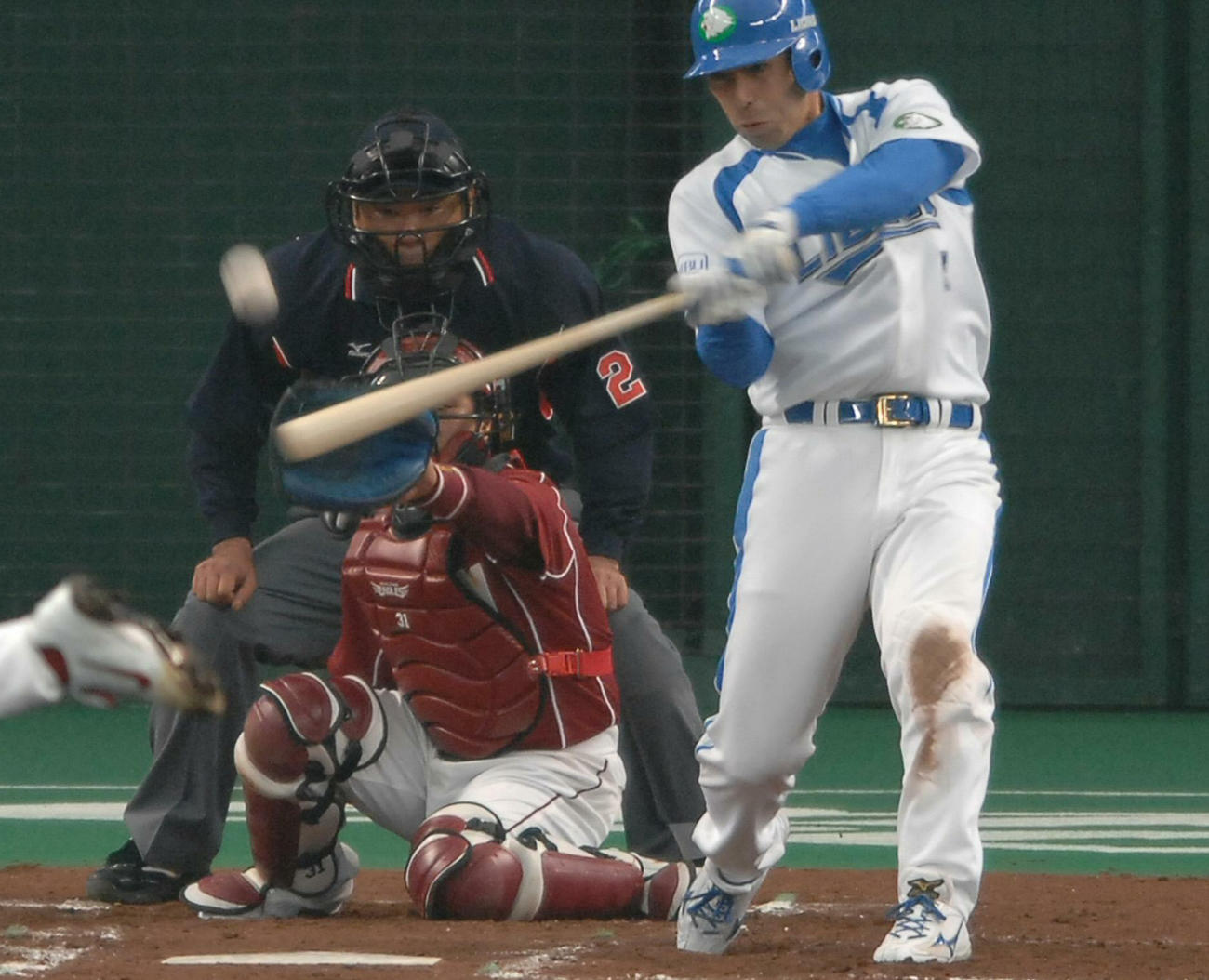 2007年3月24日、楽天戦で右中間への本塁打を放つ西武和田一浩