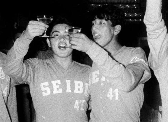 パリーグ優勝を果たし祝勝会で乾杯する西武の工藤公康（左）と渡辺＝1985年10月