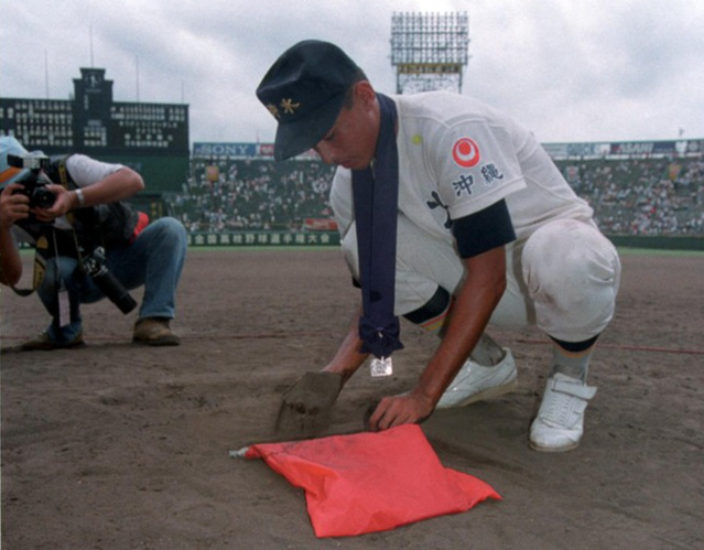 大阪桐蔭に8-13で敗れ、準優勝。マウンドの砂を袋に詰める＝1991年8月21日