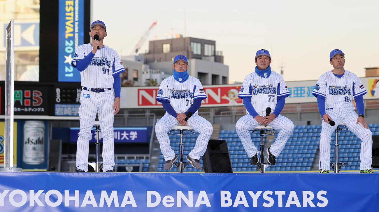 トークショーで笑顔を見せる、左からDeNA斎藤コーチ、石井コーチ、鈴木コーチ、相川コーチ（2021年12月4日）