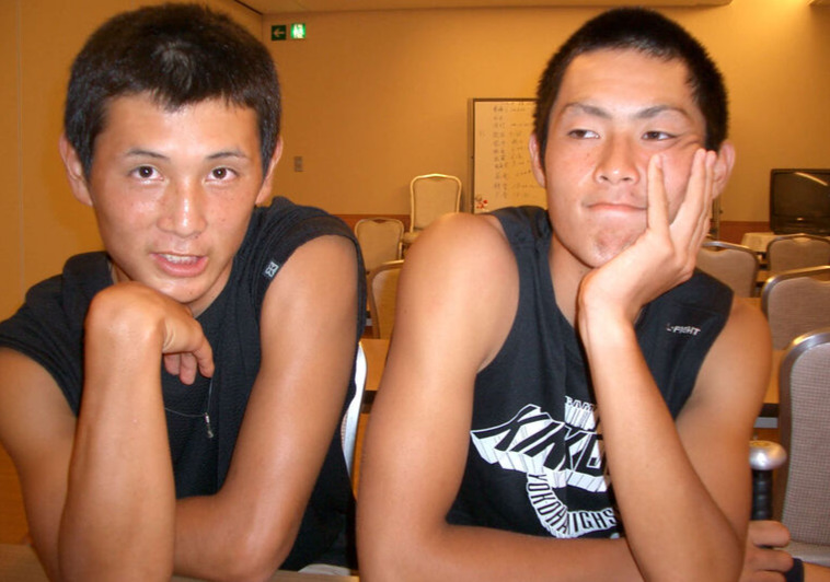 高3夏、甲子園宿舎で涌井秀章(左）と＝2004年8月4日、大阪ジョイナスホテル