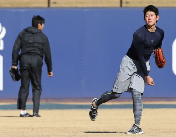 ルーキー時代の姫野外野手は、｢投打二刀流｣を極める大先輩・大谷翔平を背にキャッチボール＝2016年1月