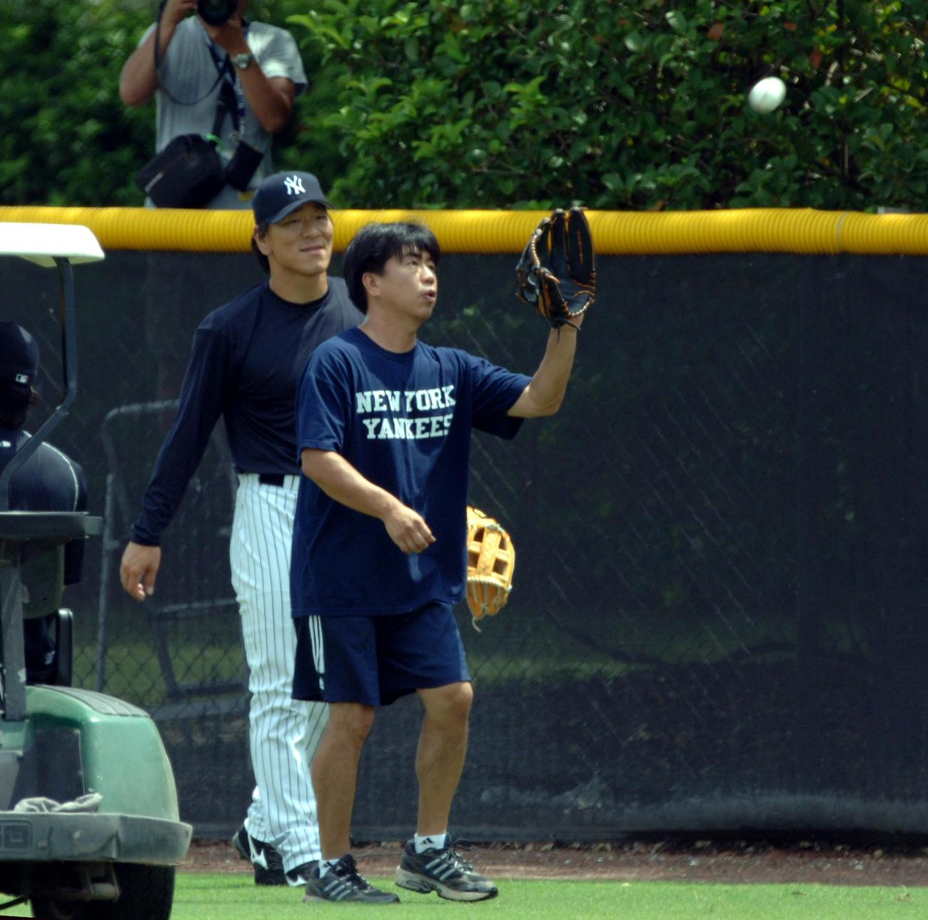 ヤンキース時代の2006年8月、左手首の違和感を訴えた松井（左）に代わりキャッチボールで捕球する広岡広報