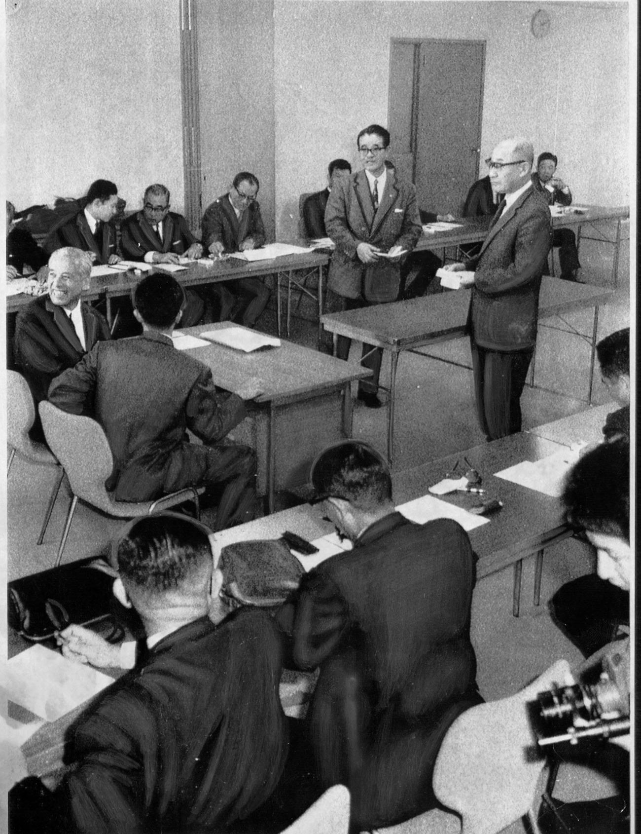 1965年11月17日、東京・千代田区の日生会館で第1回ドラフト会議が行われた