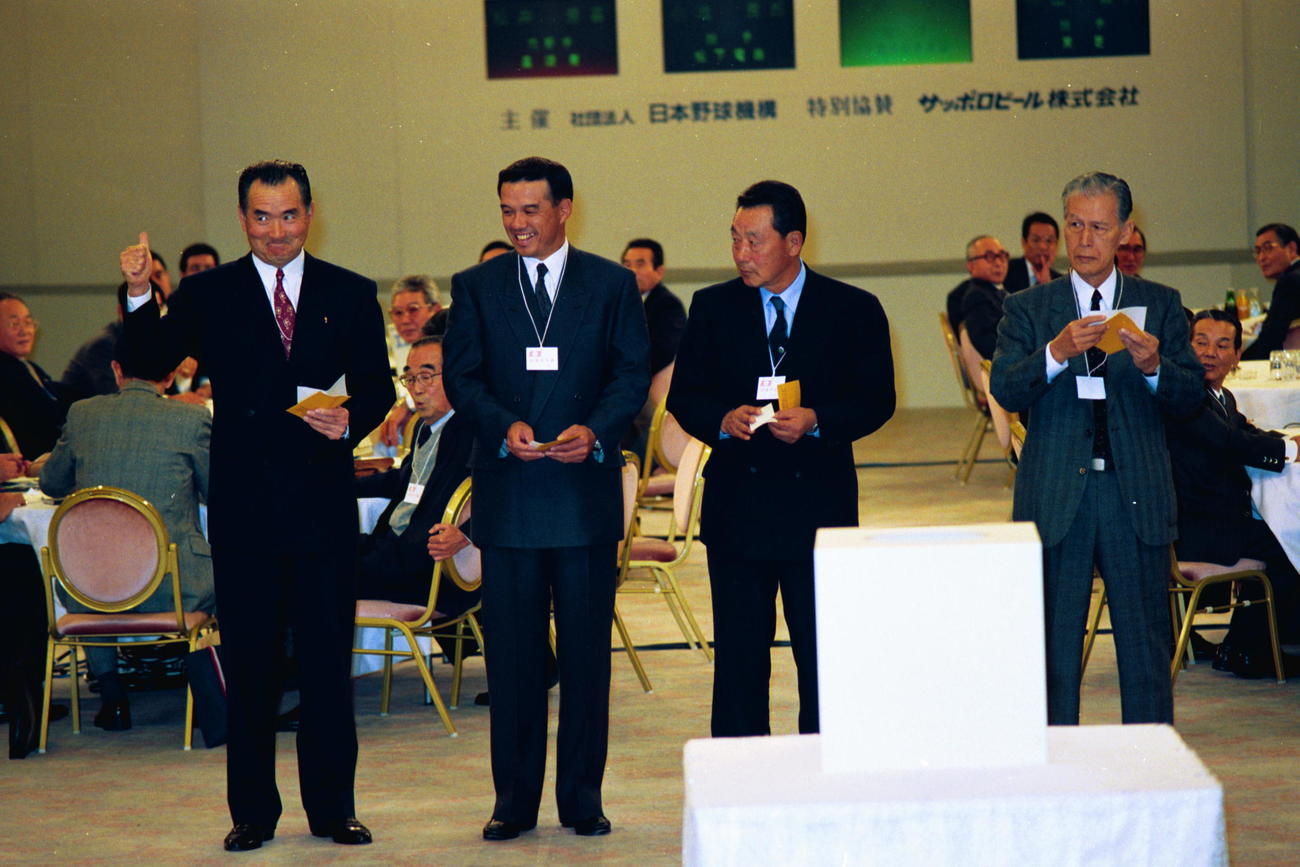 1992年11月、ドラフト会議で星稜・松井秀喜の当たりクジを引き当てた巨人長嶋監督（左端）はサムアップポーズ