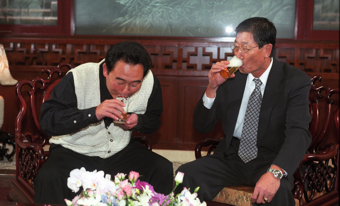 1998年10月15日、日本シリーズ直前に権藤監督（右）と東尾監督は報道陣を交えて食事会を開催した