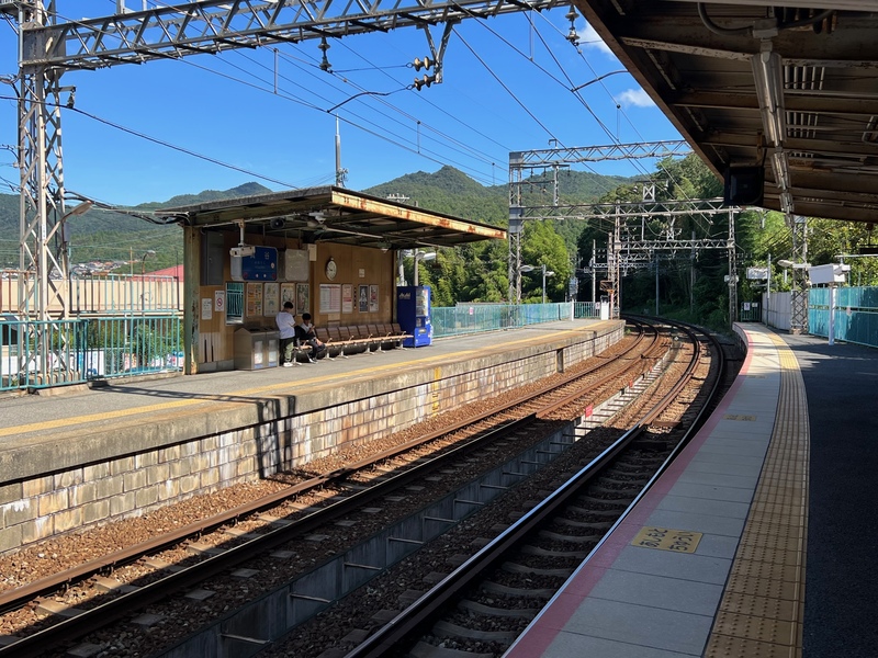 なだらかなカーブと六甲の山々が美しい神戸電鉄・箕谷駅