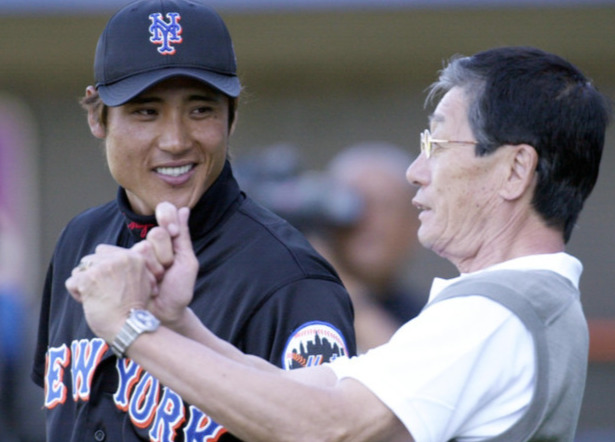 横浜の監督を退任後の権藤氏は、メジャーにも精力的に足を運んで評論活動をこなした。メッツ新庄と＝2001年3月