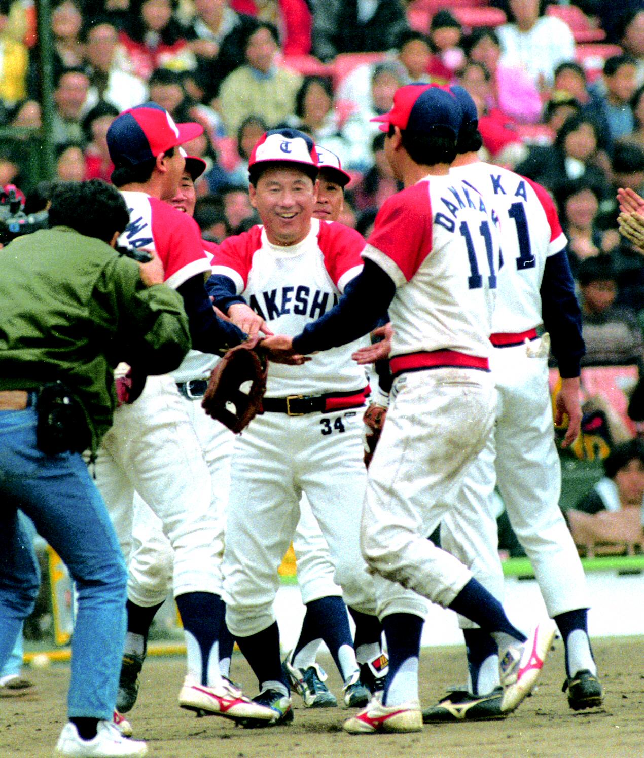 1991年11月23日、たけし軍団が阪神タイガースを破り、喜ぶビートたけし（中央）