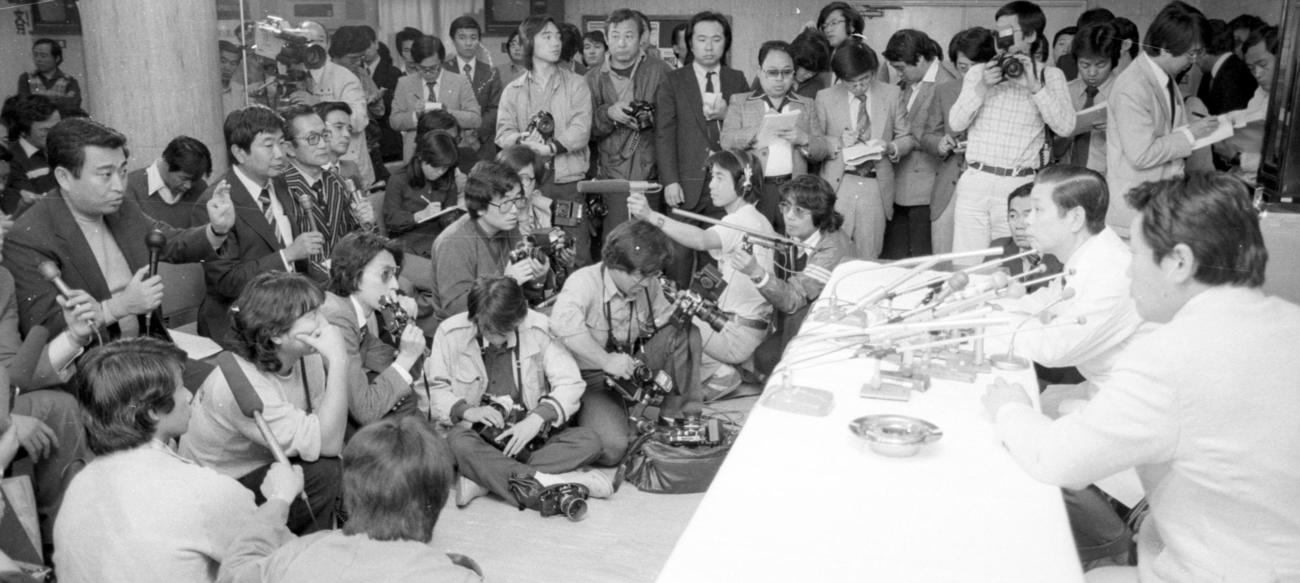 1981年4月29日、石原裕次郎の容体についての記者会見に100人近くの報道陣が集まった。記者会見する主治医の井上正心臓外科教授（奥）、右手前は石原プロ小林正彦専務、左で手をあげているのは梨元勝リポーター