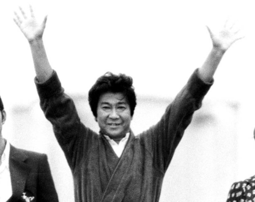 81年6月21日、信濃町慶応病院屋上で手を振る石原裕次郎。左は渡哲也、右は三枝夫人