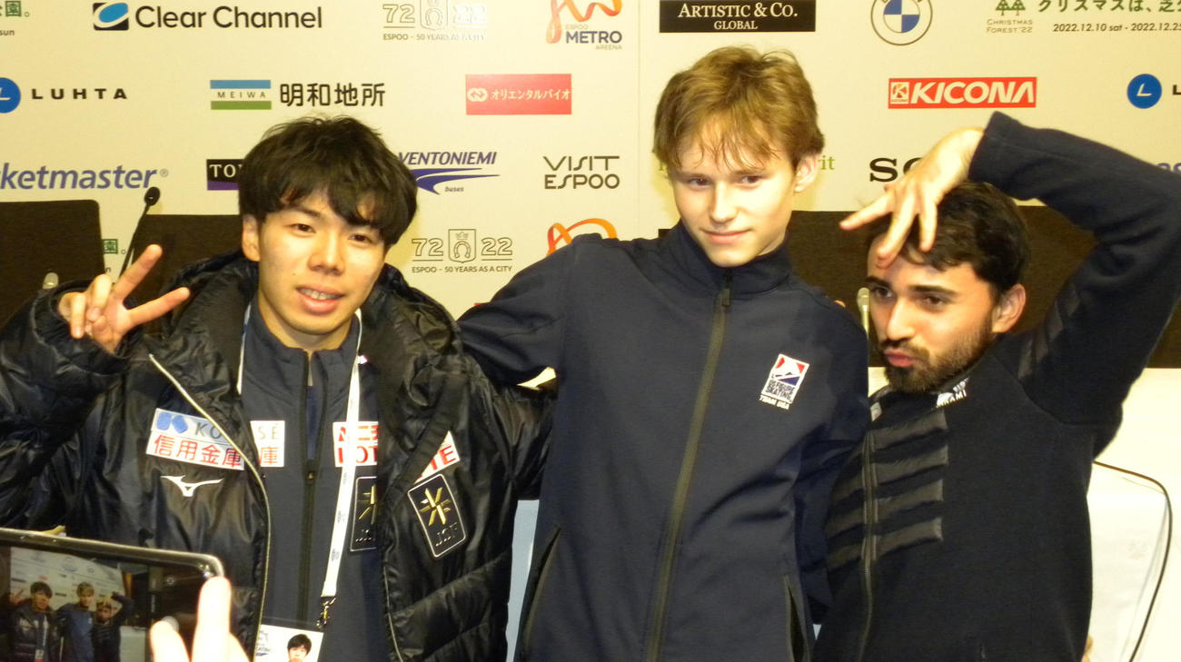 優勝したイリア・マリニン（中央）と2位の佐藤駿（左）、3位のケビン・エイモズは笑顔で写真に納まる