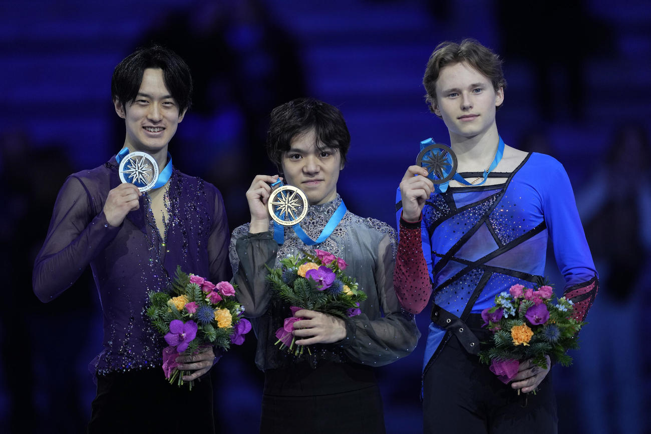 表彰式でメダルを手にする宇野昌磨（中央）、山本草太（左）、イリア・マリニン（AP）