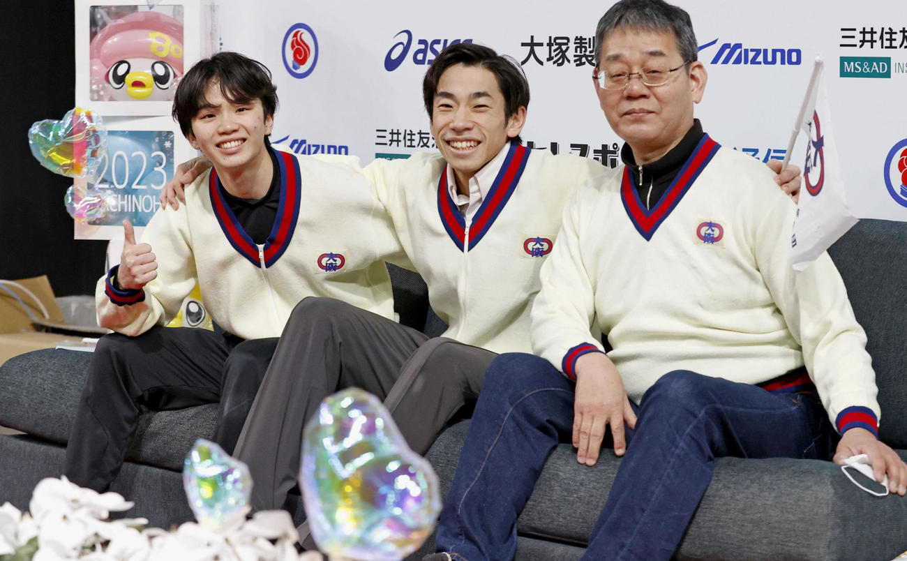 SPの演技を終え笑顔を見せる（左から）友野一希、織田信成