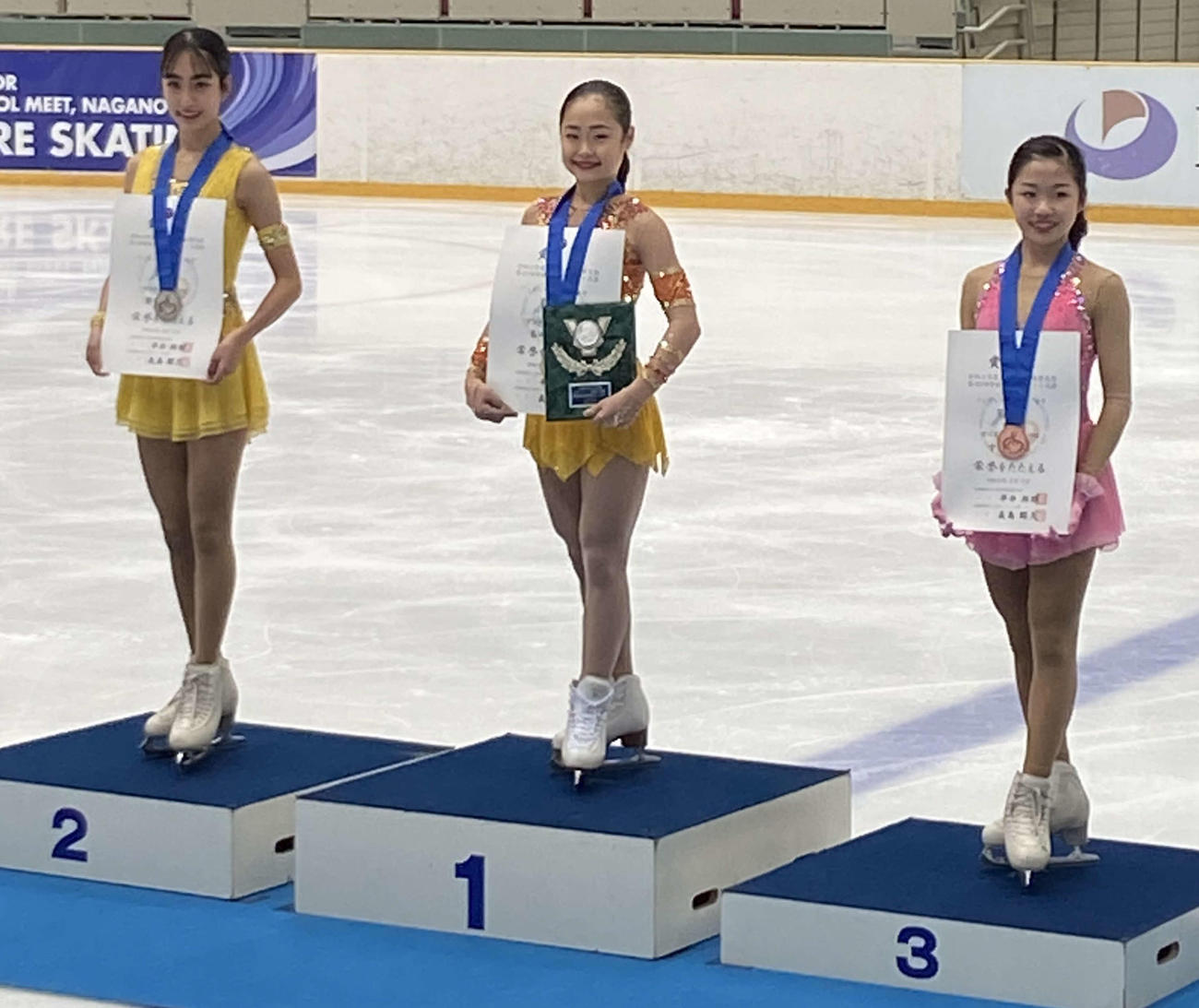 全国中学校大会の女子で2連覇した島田麻央（中央）と2位の櫛田育良（左）、3位の中井亜美