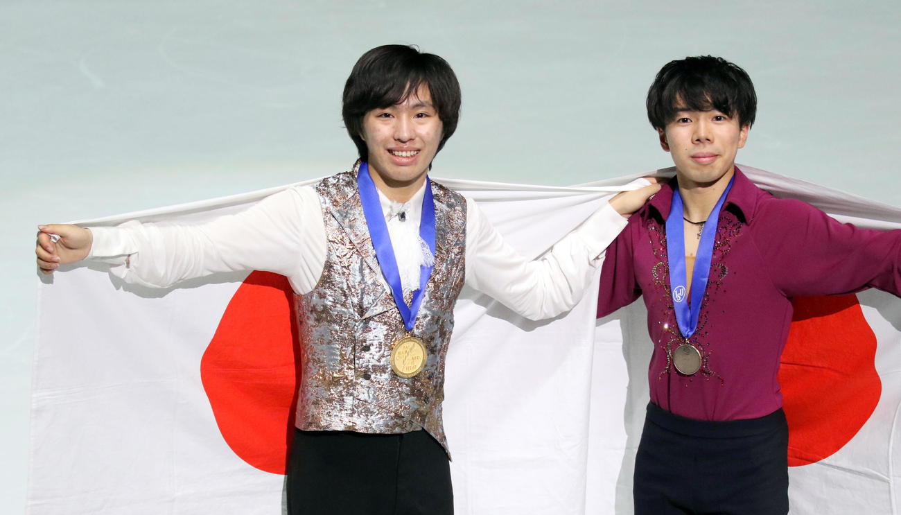 優勝した三浦（左）と3位の佐藤は日の丸を手に笑顔