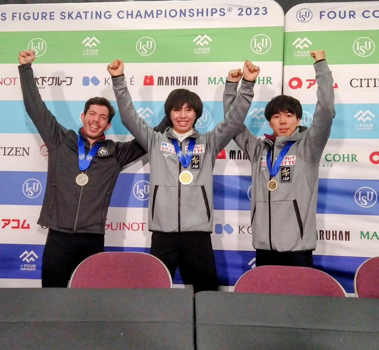 4大陸選手権男子メダリスト会見で喜びを表現する左から2位のキーガン・メッシング、1位の三浦佳生、3位の佐藤駿