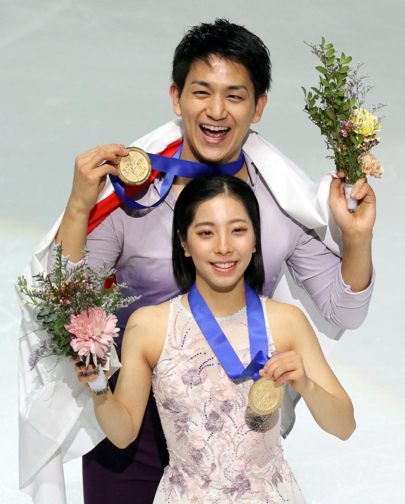フィギュアスケート4大陸選手権　日本勢初ペア優勝の金メダルを手に笑顔を見せる「りくりゅう」三浦璃来（下）木原龍一組（2023年2月11日、米コロラドスプリングズのブロードモア・ワールド・アリーナ）