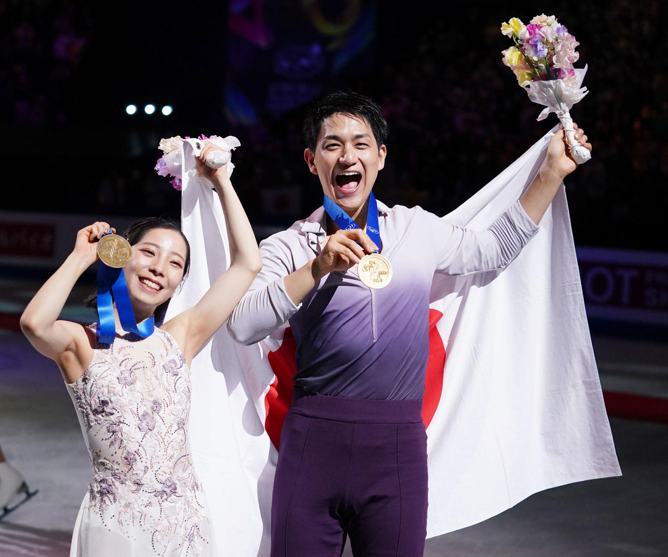 金メダルを手に笑顔を見せる「りくりゅう」三浦（左）、木原組（撮影・横山健太）
