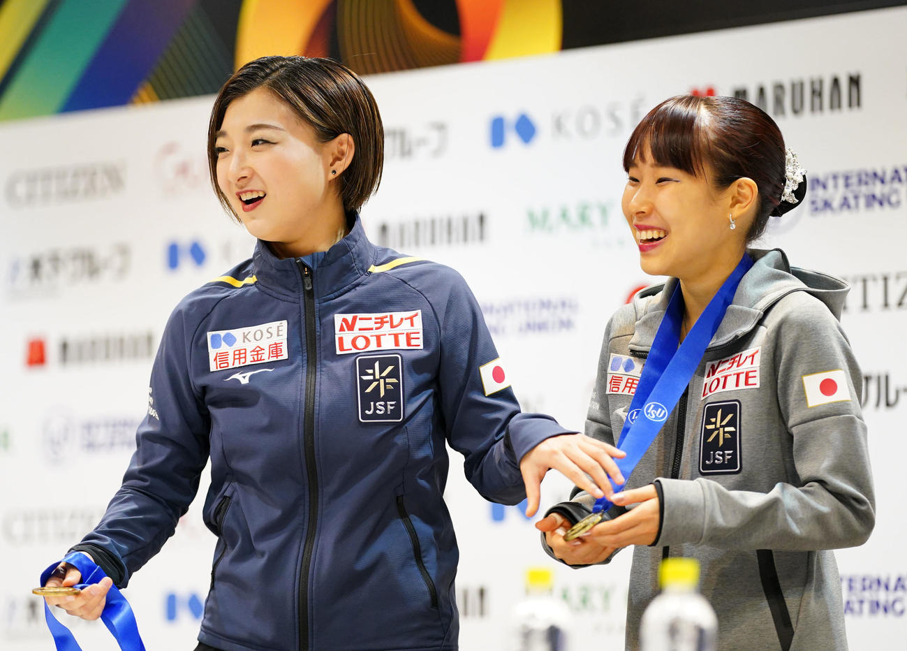 3月22日SPの後、メダルを見せ合う坂本（左）と三原