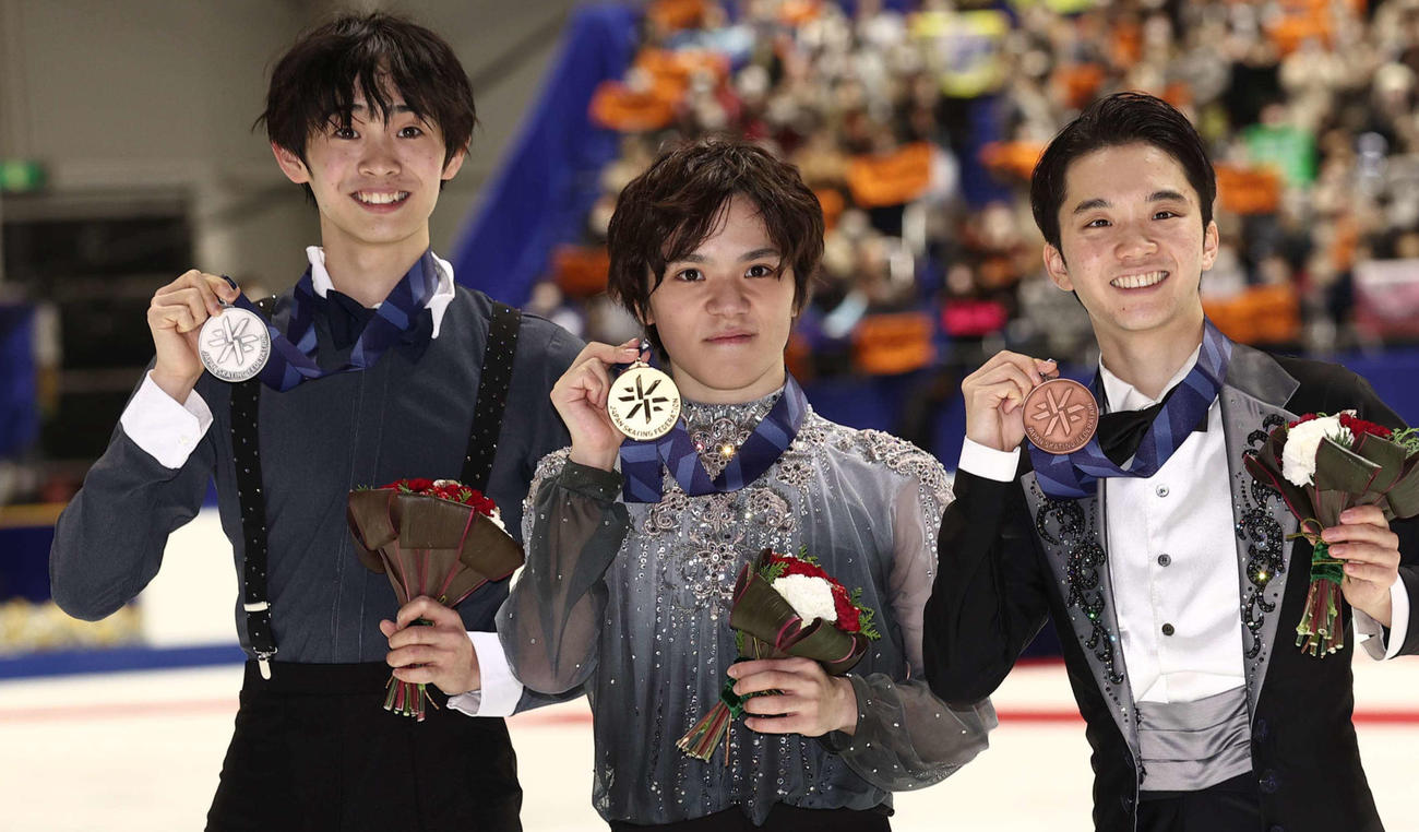 22年全日本選手権、メダルを手に笑顔を見せる2位の島田（左）。優勝は宇野、3位友野