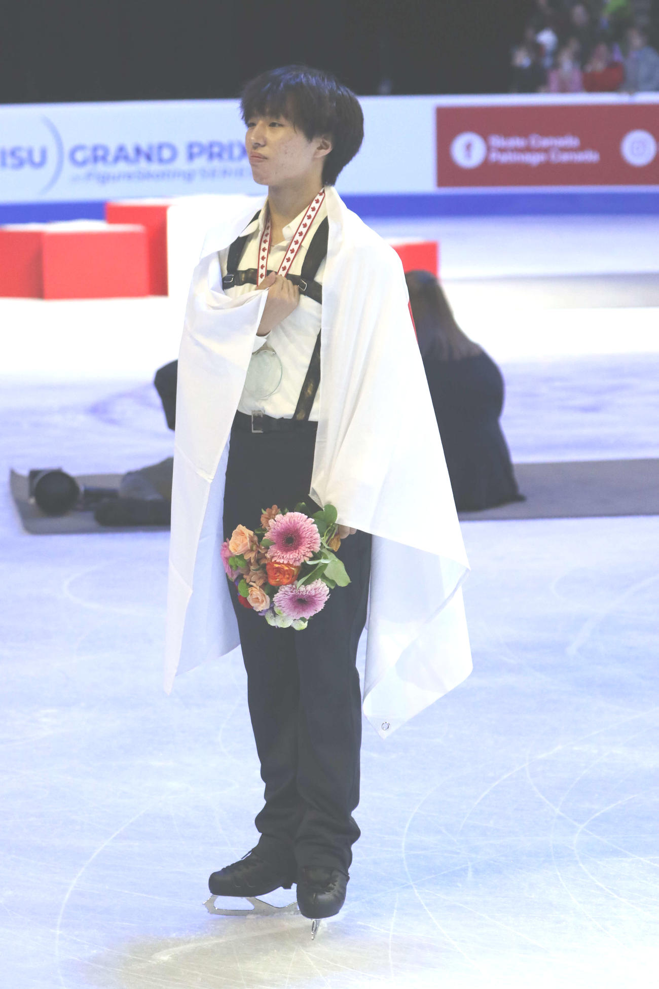 三浦は表彰式後の記念撮影でリクエストに応えて「心臓をささげよ」のポーズ