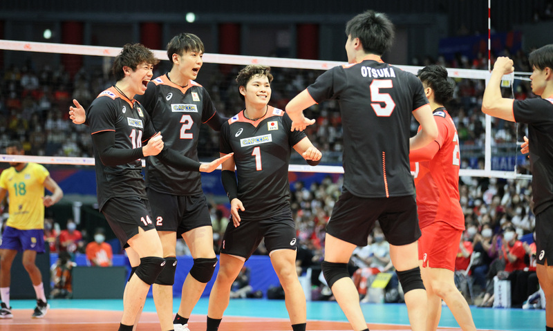 日本対ブラジル　第３セット、ポイントを決めて喜ぶ日本代表の選手たち