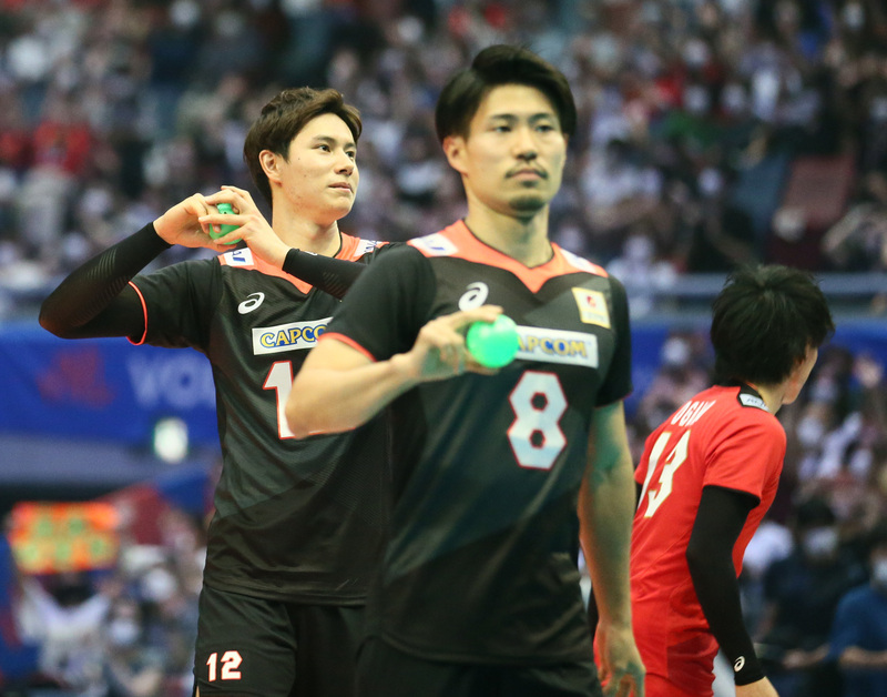 日本対ブラジル　試合前、サインボールを会場に投げる高橋藍（左）と関田誠大ら