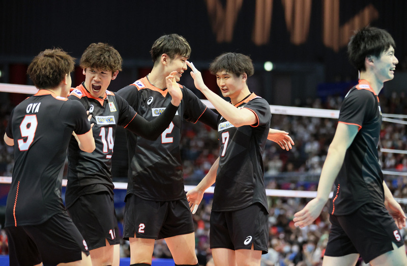 日本対ブラジル　第３セット、石川祐希（左から２人目）はスパイクを決め喜ぶ