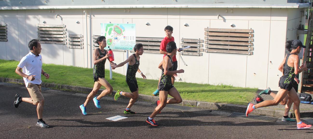 5000メートル走の途中、苦しくなってきた選手の給水へ、花田監督は駆けだした 