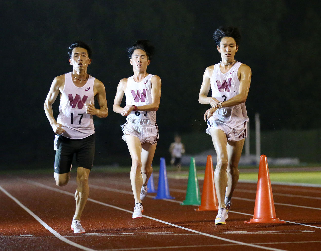 9月24日の早稲田大学記録会10000m、先頭集団3人だけでゴール。左から、佐藤、山口、井川