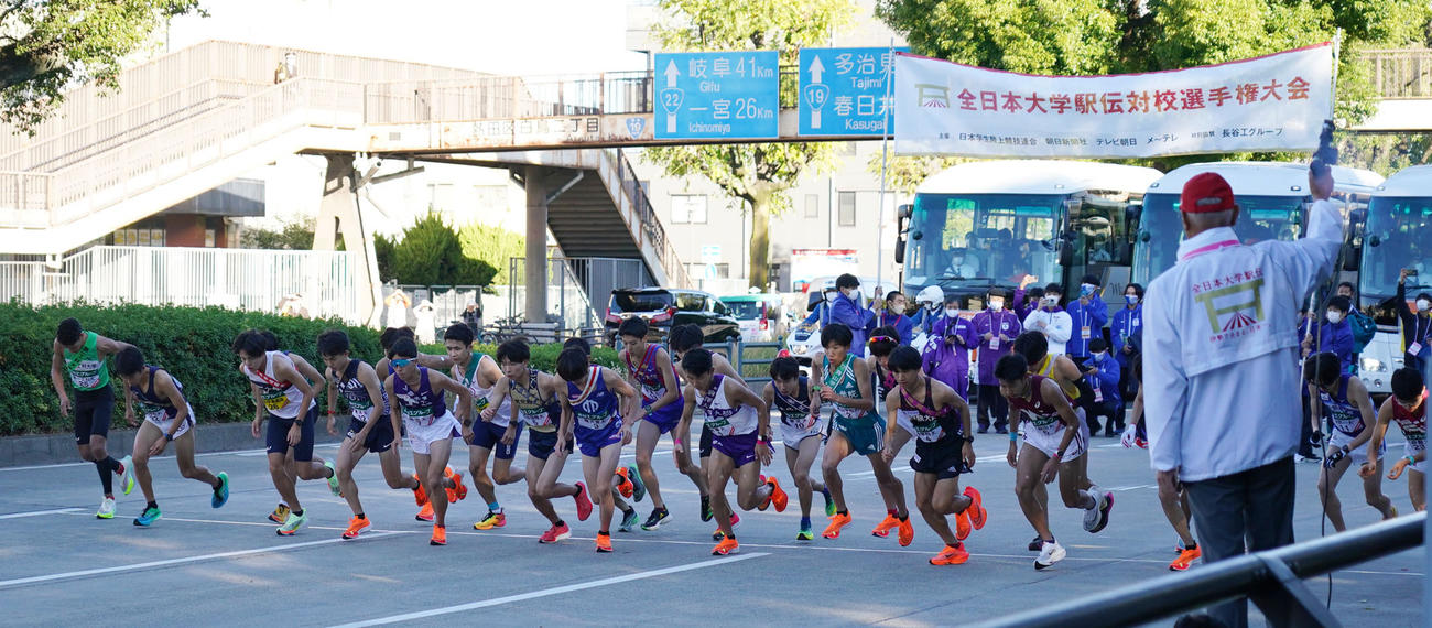 全日本大学駅伝、スタートする第1走者たち。早大の1区は1年間瀬田、区間11位だった
