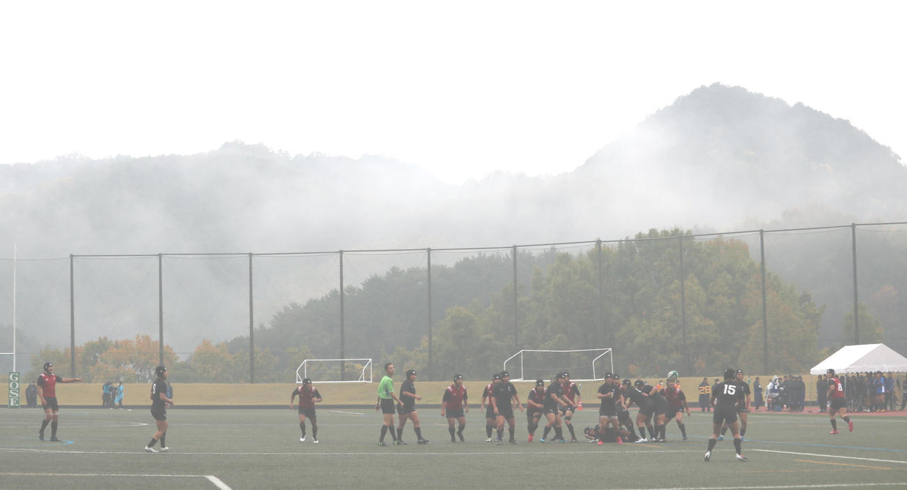 奈良朱雀と御所実の試合は、深い霧の中で行われた