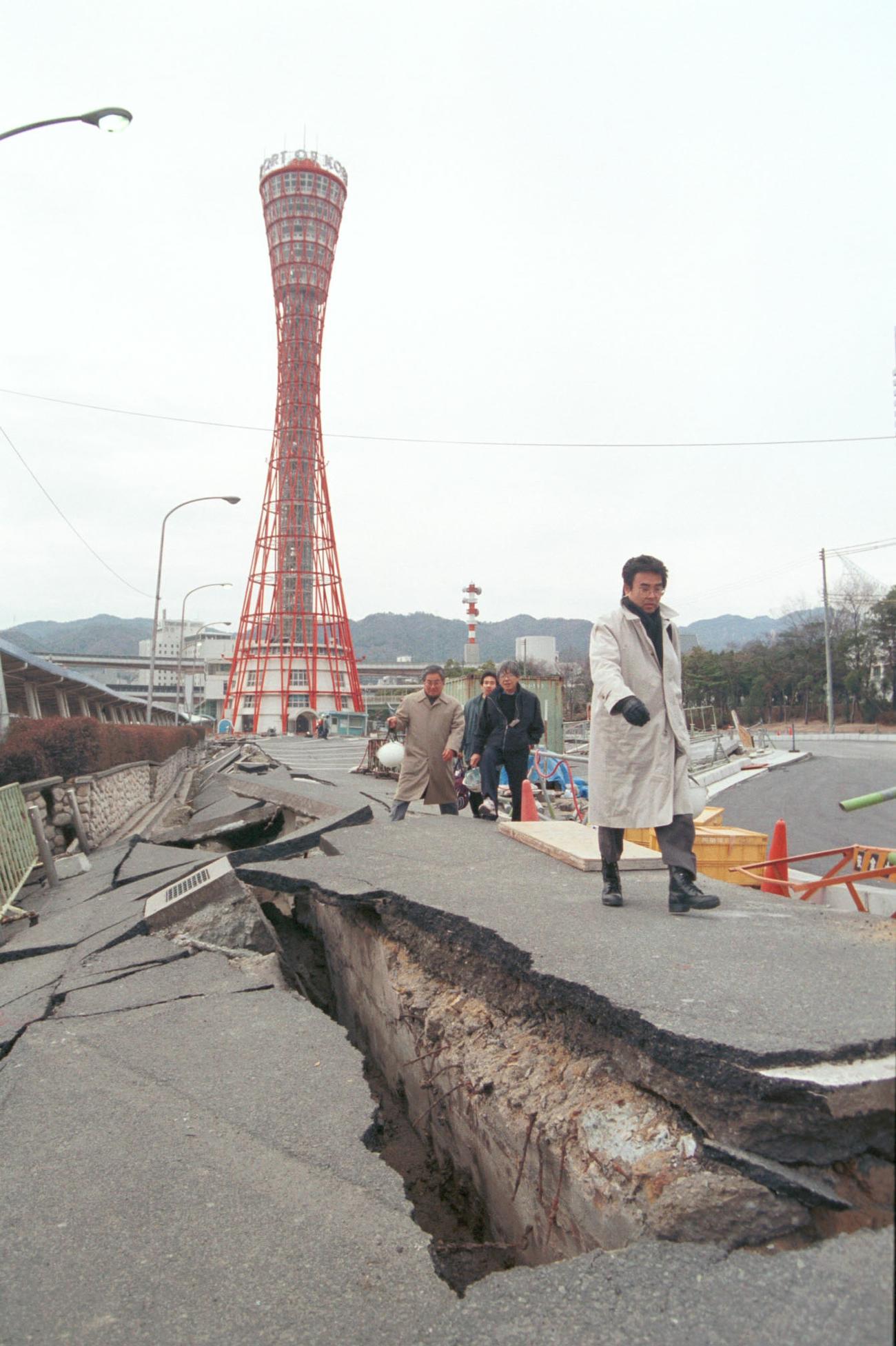 95年阪神淡路大震災で美しい港町、神戸は大きな被害を受けた